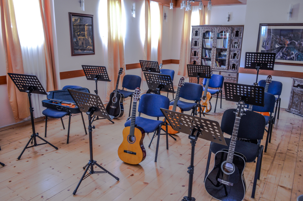U   Centru   za   kulturu   na   Dobrinji    besplatne sekcije violine,  gitare, klavira ...