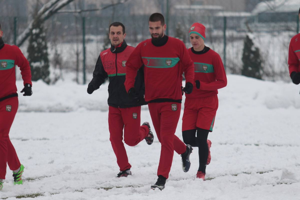 U predivnoj zimskoj idili fudbaleri Olimpika trenirali u SC Safet Zajko