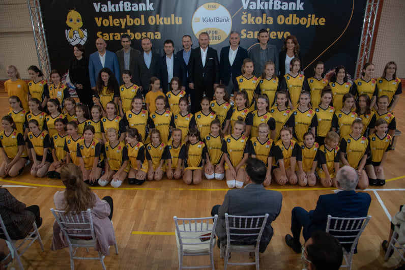 Članovi uprave VakıfBank posjetili su sarajevsku školu odbojke u sportskoj dvorani „Dobrinja“